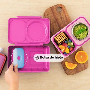 Lonchera rosa con compartimentos, vista de uso con alimentos y bolsa de hielo