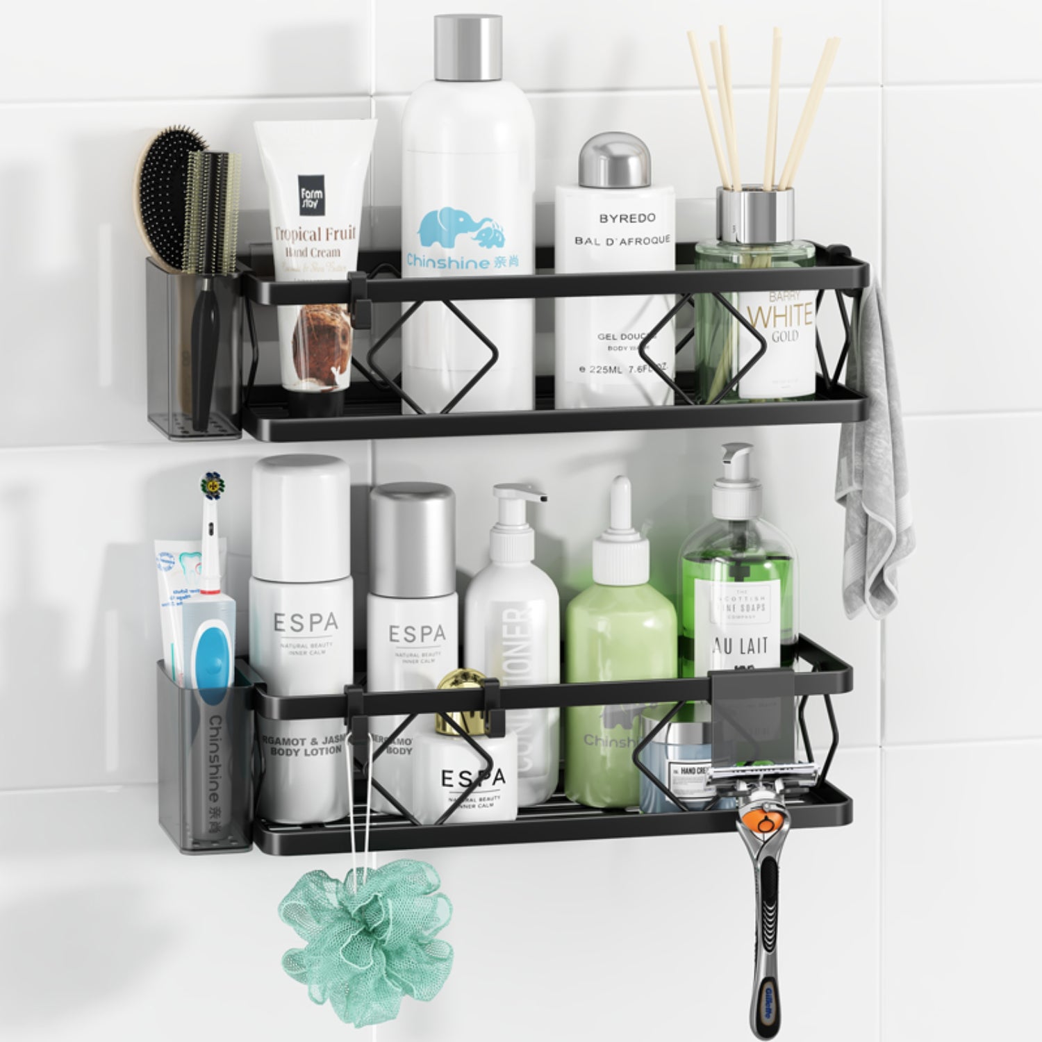 organizador negro de dos niveles con productos de cuidado personal y decoraciones en baño