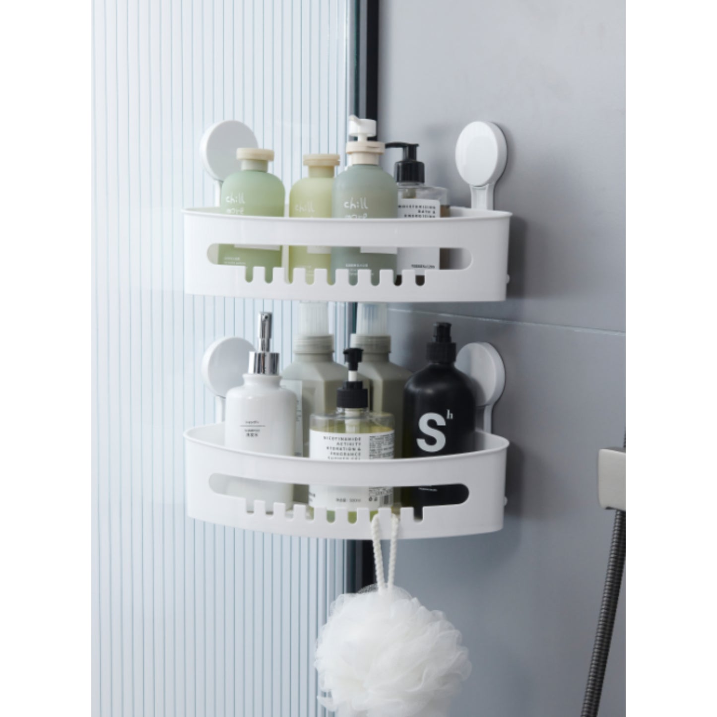 organizador blanco de baño con productos de cuidado personal en estantes