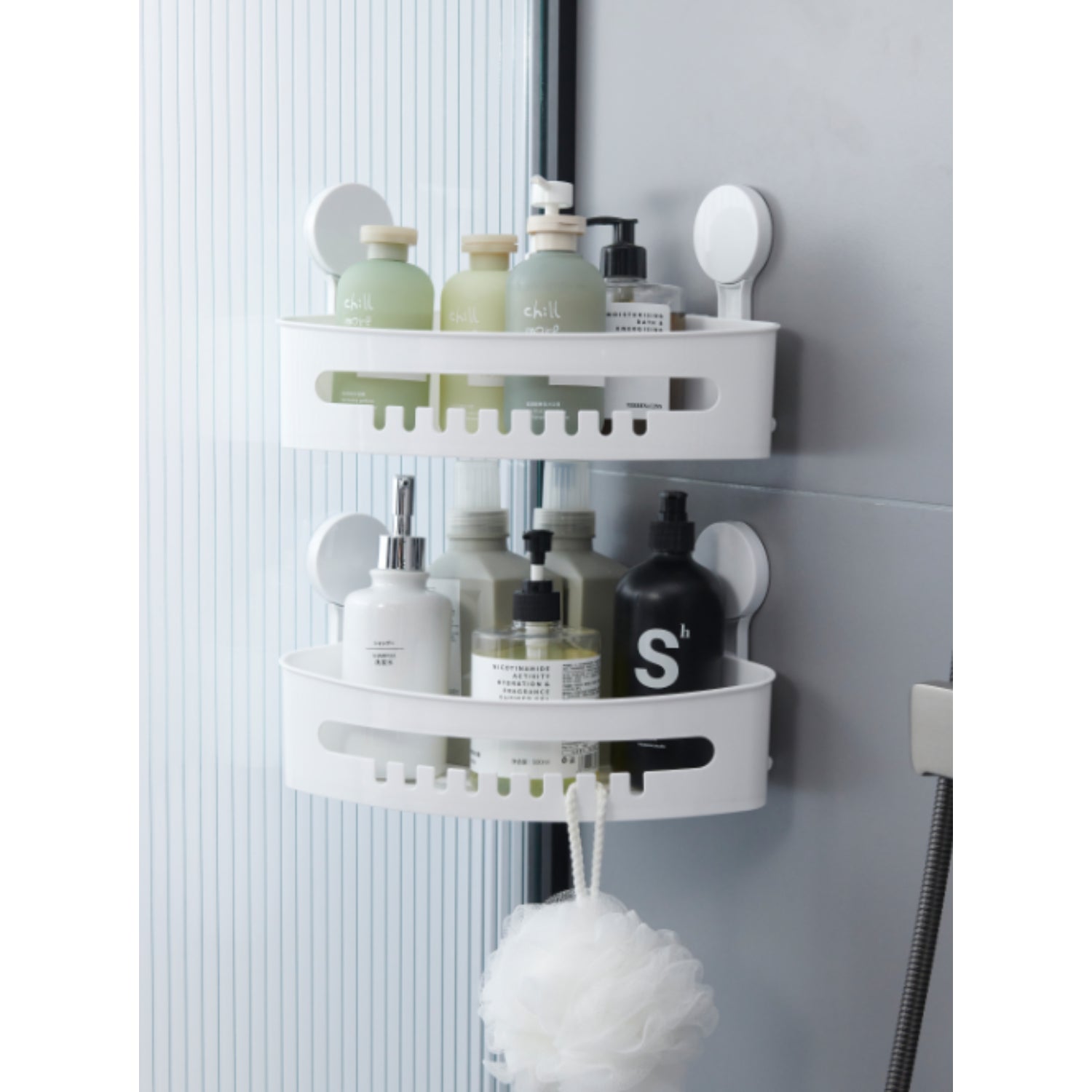 organizador blanco de baño con productos de cuidado personal en estantes