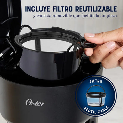 Mano retirando filtro reutilizable de cafetera eléctrica Oster 5 tazas negra con canasta removible