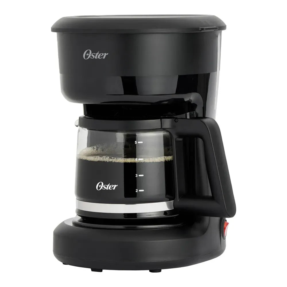 cafetera eléctrica Oster 5 tazas en negro con jarra de vidrio marcas de medicion y base compacta