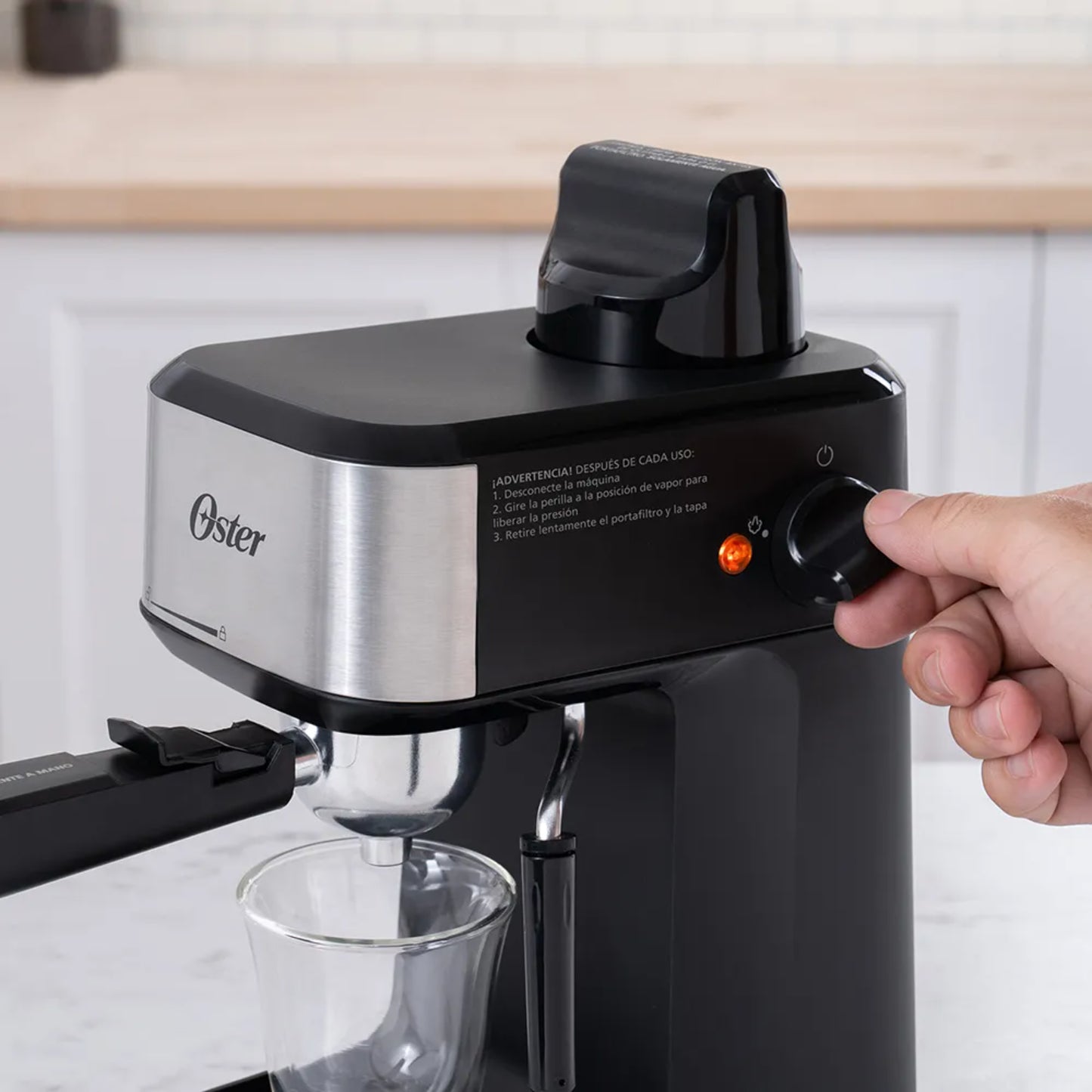Cafetera espresso Oster 4 tazas con control de encendido y mecanismo de extracción de café