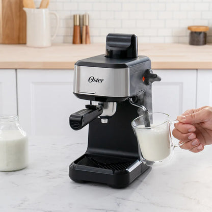 Cafetera espresso Oster 4 tazas con diseño moderno y jarra de leche en primer plano
