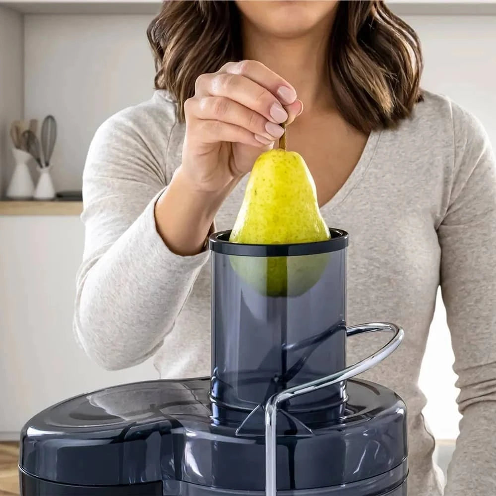 Extractor de jugos Oster 2 velocidades con pera lista para ser exprimida en la encimera de la cocina