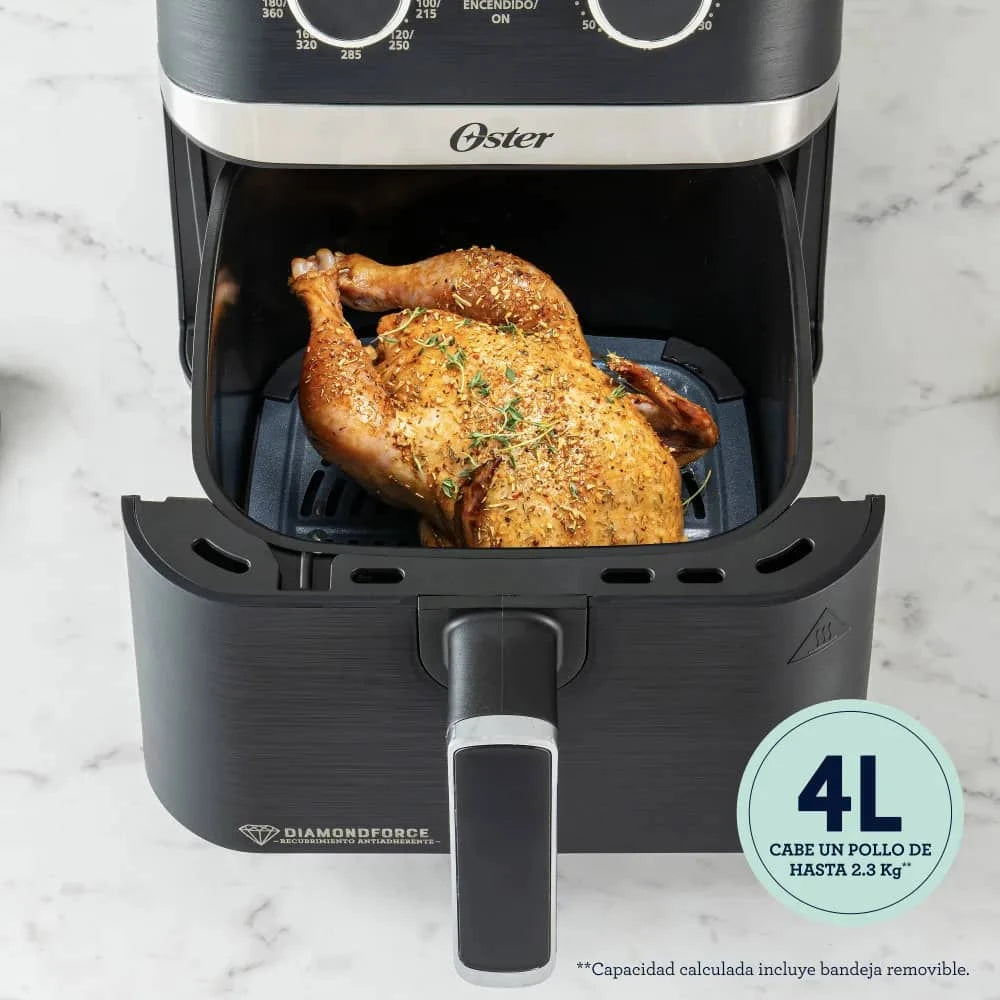 Freidora de aire Oster 4 litros con pollo asado sazonado en su interior, ideal para cocinar sano