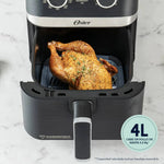 Freidora de aire Oster 4 litros con pollo asado sazonado en su interior, ideal para cocinar sano
