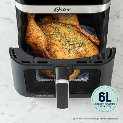 Freidora de aire Oster 6 litros Honduras con pollo asado y hierbas en su interior
