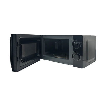 Microondas OSTER negro con puerta abierta, vista lateral en cocina