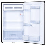 nevera mini OSTER blanca interior con estantes y compartimentos organizadores