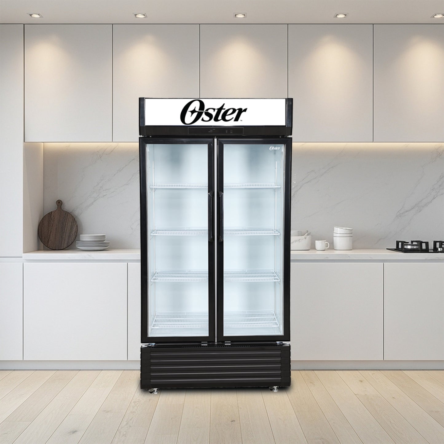 refrigerador Oster negro frontal en cocina moderna