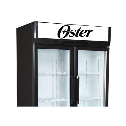 Refrigerador Oster negro frontal, con doble puerta y estantes interiores vacíos