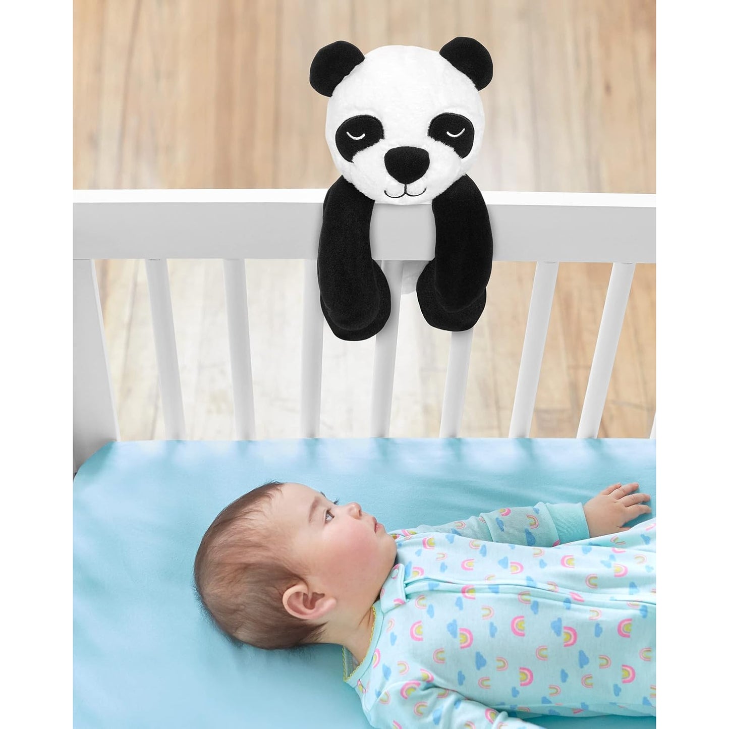 Panda suave SKIP*HOP en cuna con bebé durmiendo