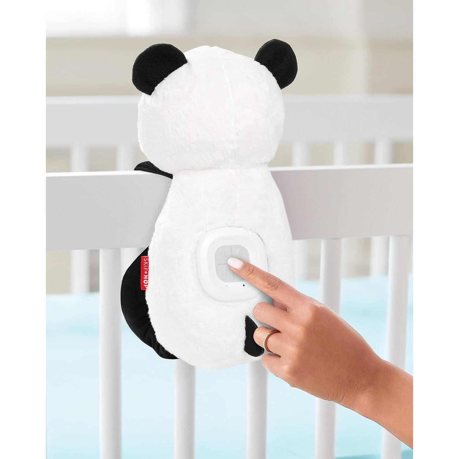 Panda de peluche SKIP*HOP en cuna, con botón para sonidos
