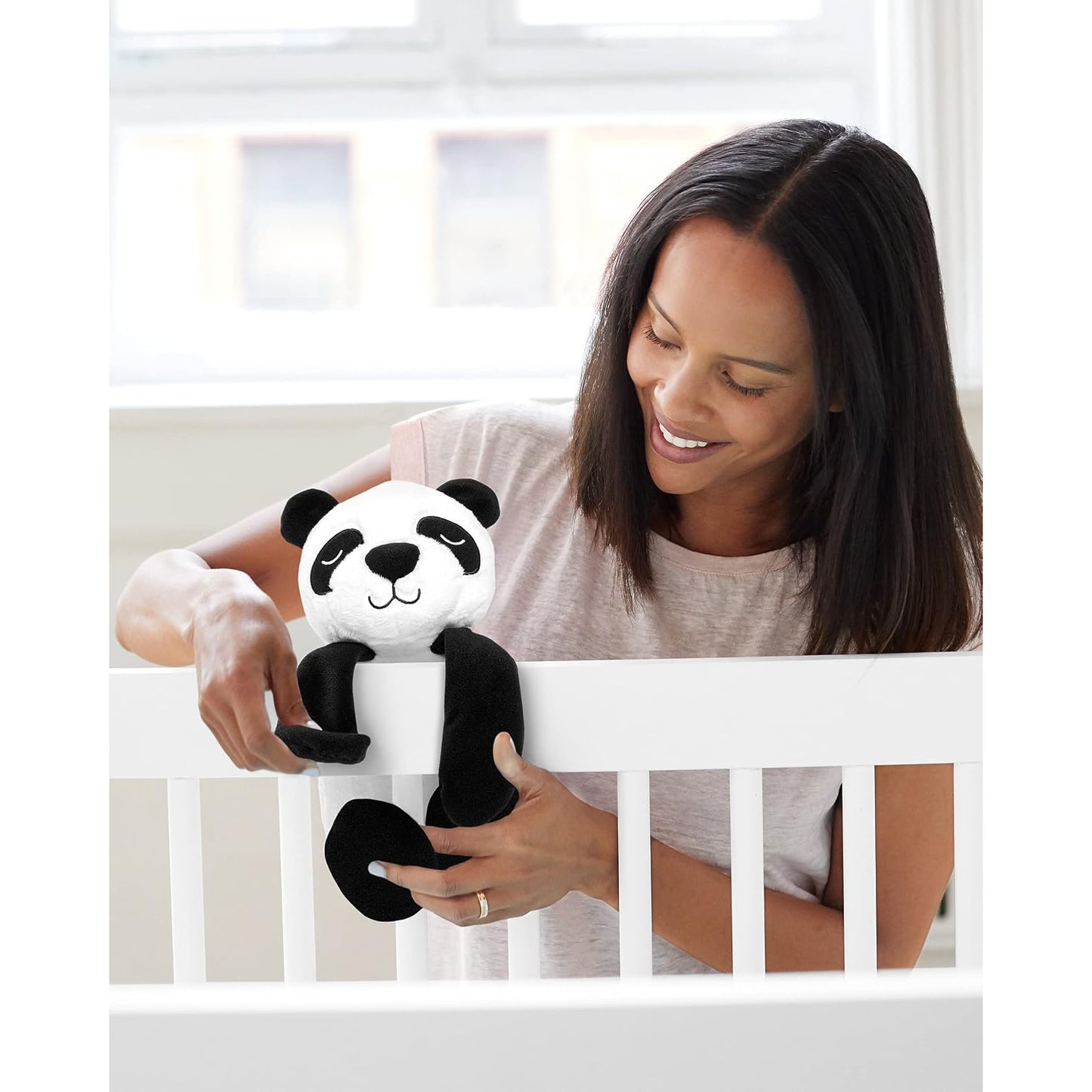 Peluche panda negro y blanco, bebé en cuna con madre