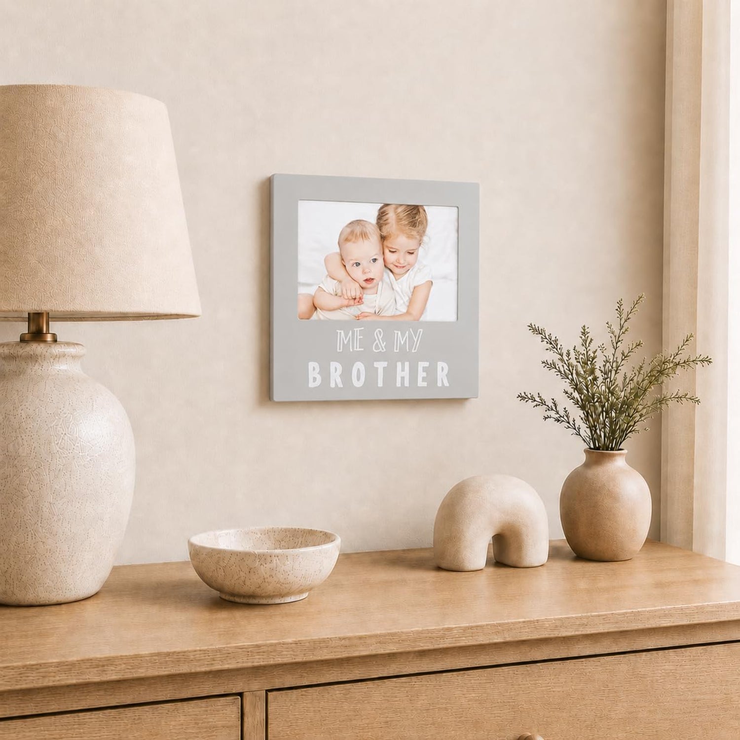 Marco de fotos gris con texto 'Me y mi hermanos', decoración de hogar