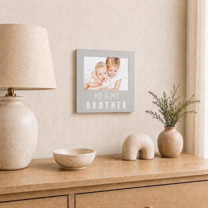 Marco de fotos gris con texto 'Me y mi hermanos', decoración de hogar