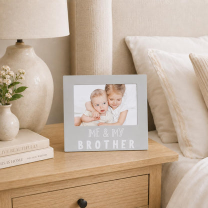 Marco de fotos gris con la frase hermanos, ideal para decoración de habitación
