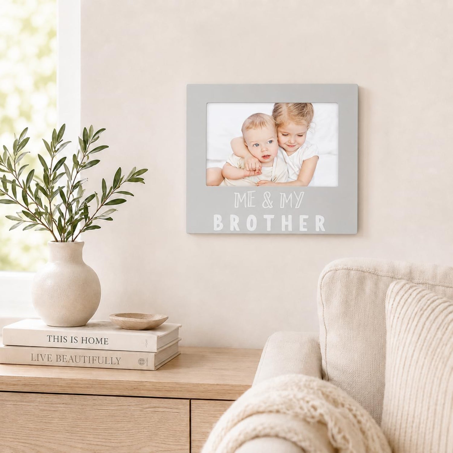 Marco de fotos gris con hermanos, imagen de niños sonriendo en casa