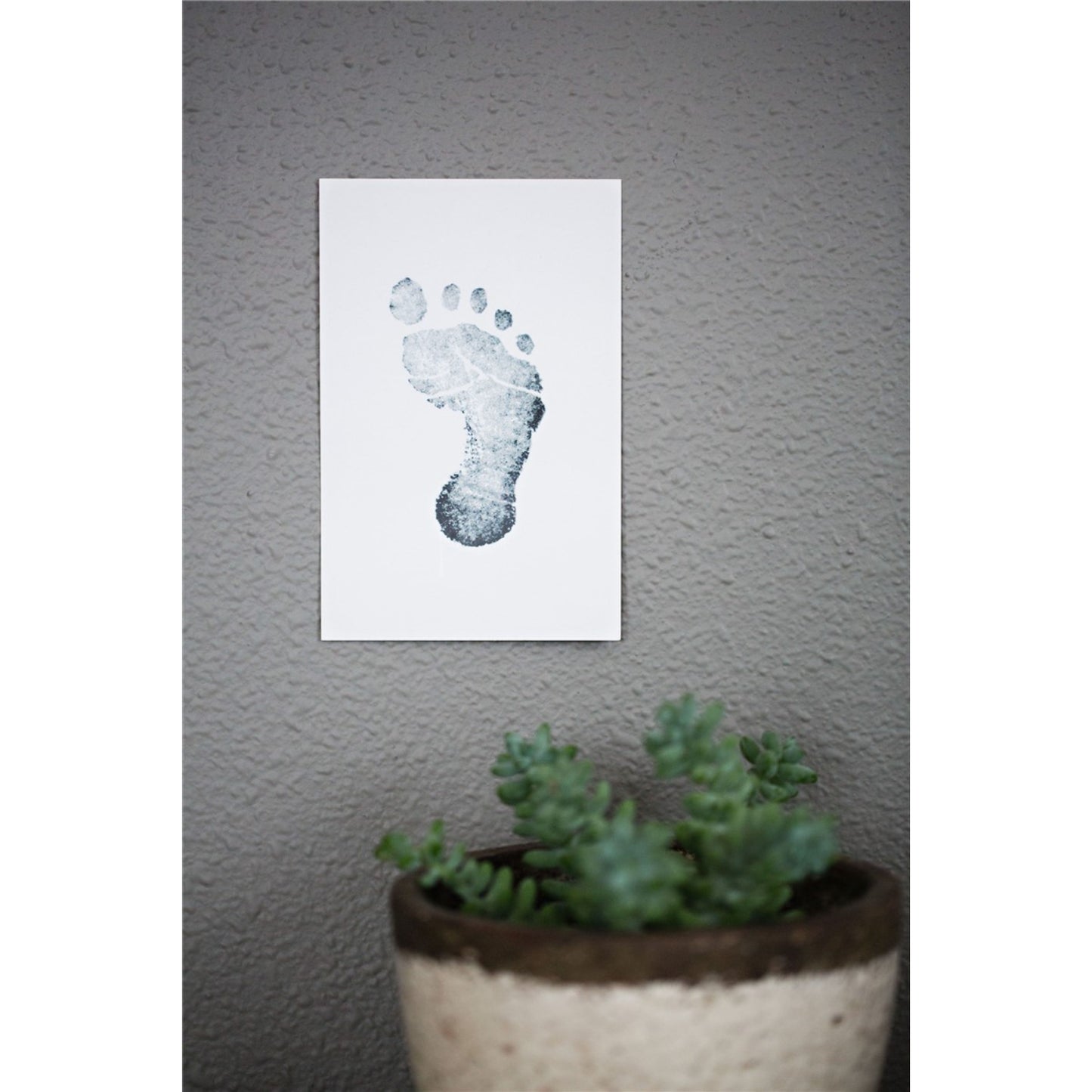 Huella de pie impresa en papel, decorativa en pared, planta en primer plano