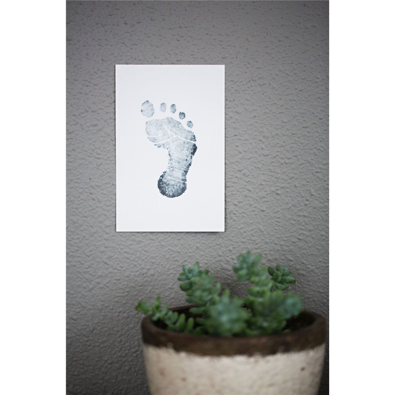 Huella de pie impresa en papel, decorativa en pared, planta en primer plano