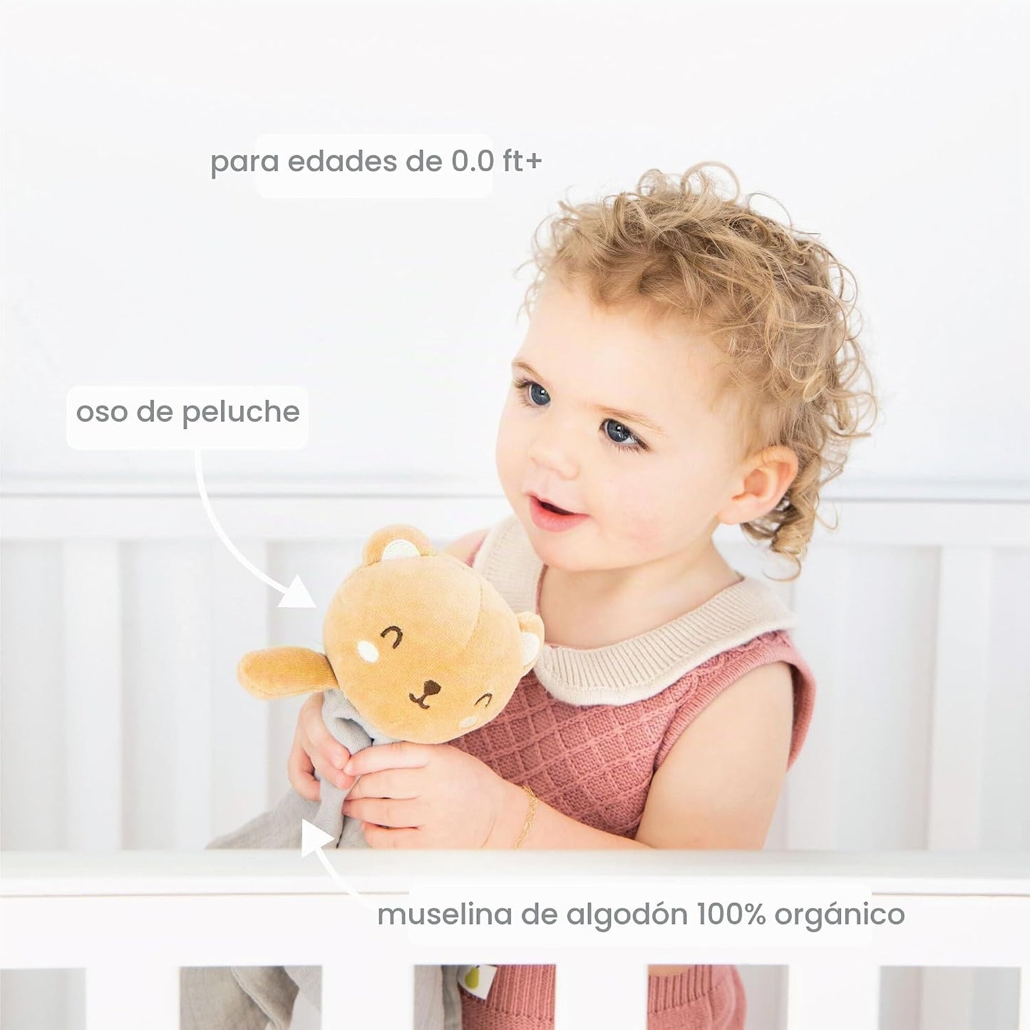 oso de peluche de muselina orgánica, bebé sonriente con juguete
