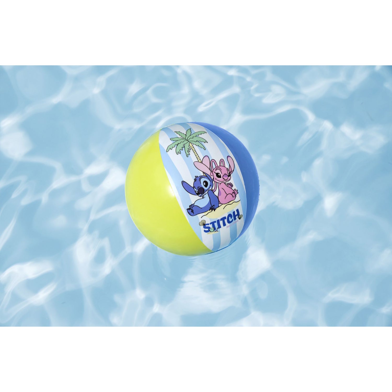 Pelota grande para piscina Stitch con colores vibrantes y divertidos personajes flotando en el agua