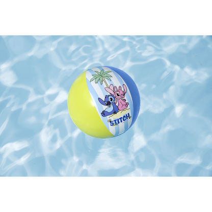 Pelota grande para piscina Stitch con colores vibrantes y divertidos personajes flotando en el agua