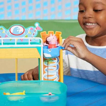 Parque acuático HASBRO Peppa Pig, niño jugando, vista frontal con piscina