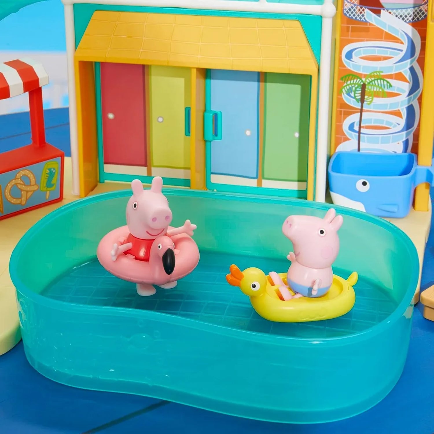parque acuático azul con figuras de Peppa Pig en flotadores