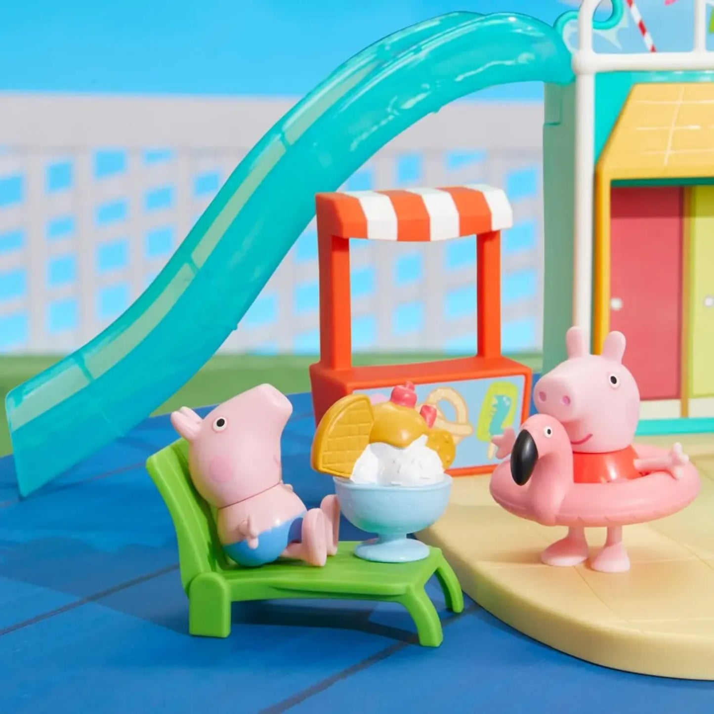 Parque acuático de Peppa Pig con tobogán, personajes y área de juegos
