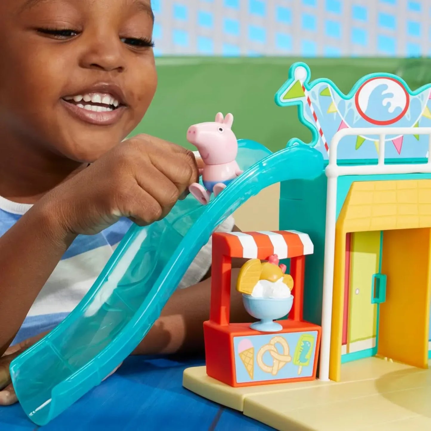 Juguete parque acuático colorido con resbaladilla y figura de Peppa Pig