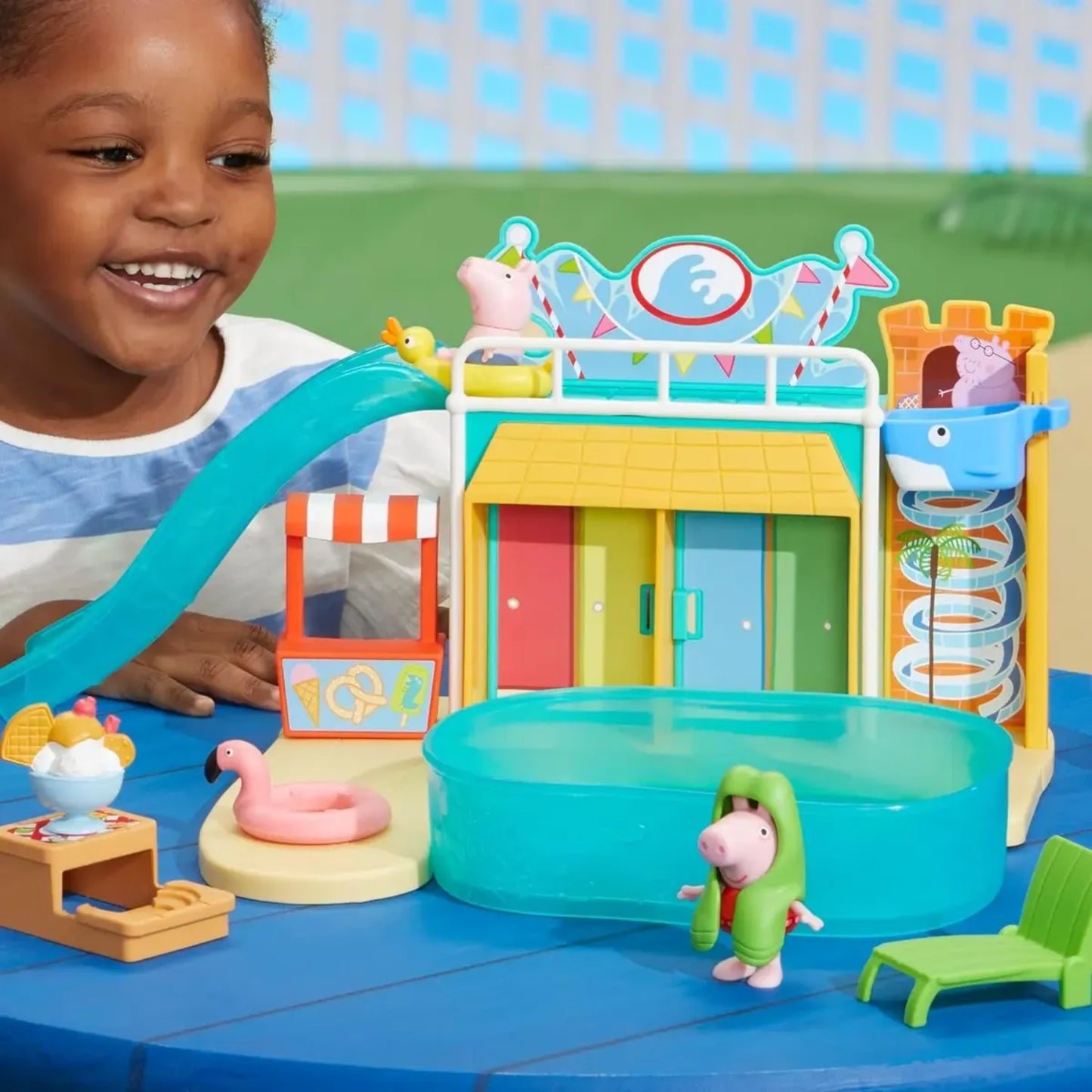 Parque acuático Hasbro colorido con tobogán y personajes de Peppa Pig