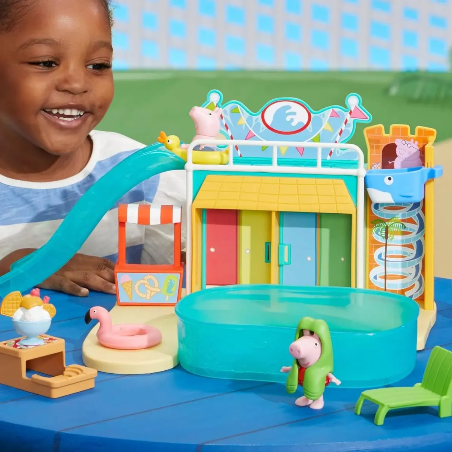 Parque acuático Hasbro colorido con tobogán y personajes de Peppa Pig