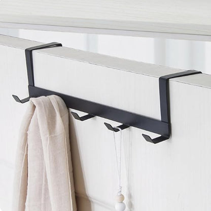 Perchero negro de metal montado en puerta, ideal para colgar toallas y accesorios