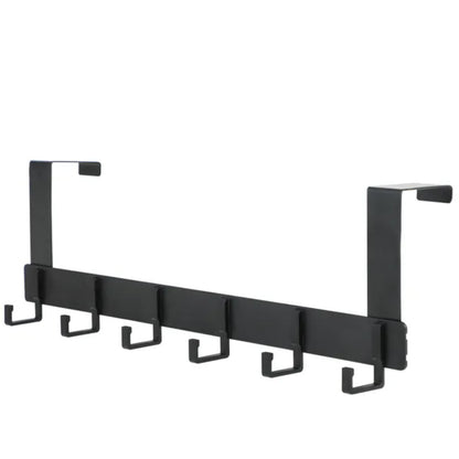 Perchero negro de metal con seis ganchos, ideal para organizar abrigos en la entrada