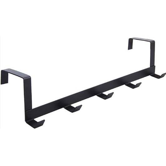 Perchero negro de cuatro ganchos, ideal para organizar abrigos en la entrada