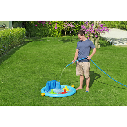 piscina infantil con accesorios azul, vista lateral en jardín