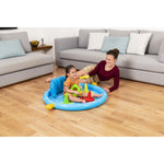 Piscina infantil con accesorios, color azul, vista frontal con niño y madre jugando en sala