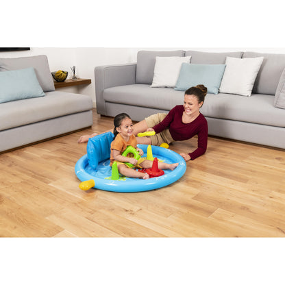 Piscina infantil con accesorios, color azul, vista frontal con niño y madre jugando en sala