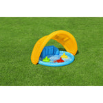 piscina infantil con accesorios azul y amarilla vista lateral en jardín