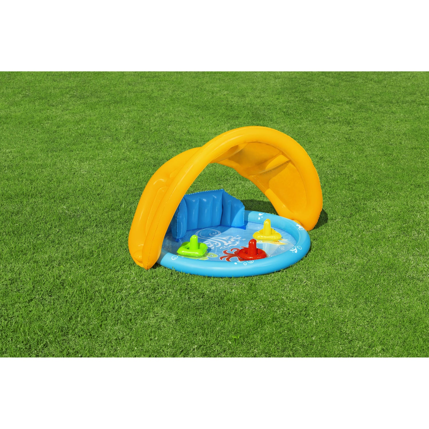 piscina infantil con accesorios azul y amarilla vista lateral en jardín