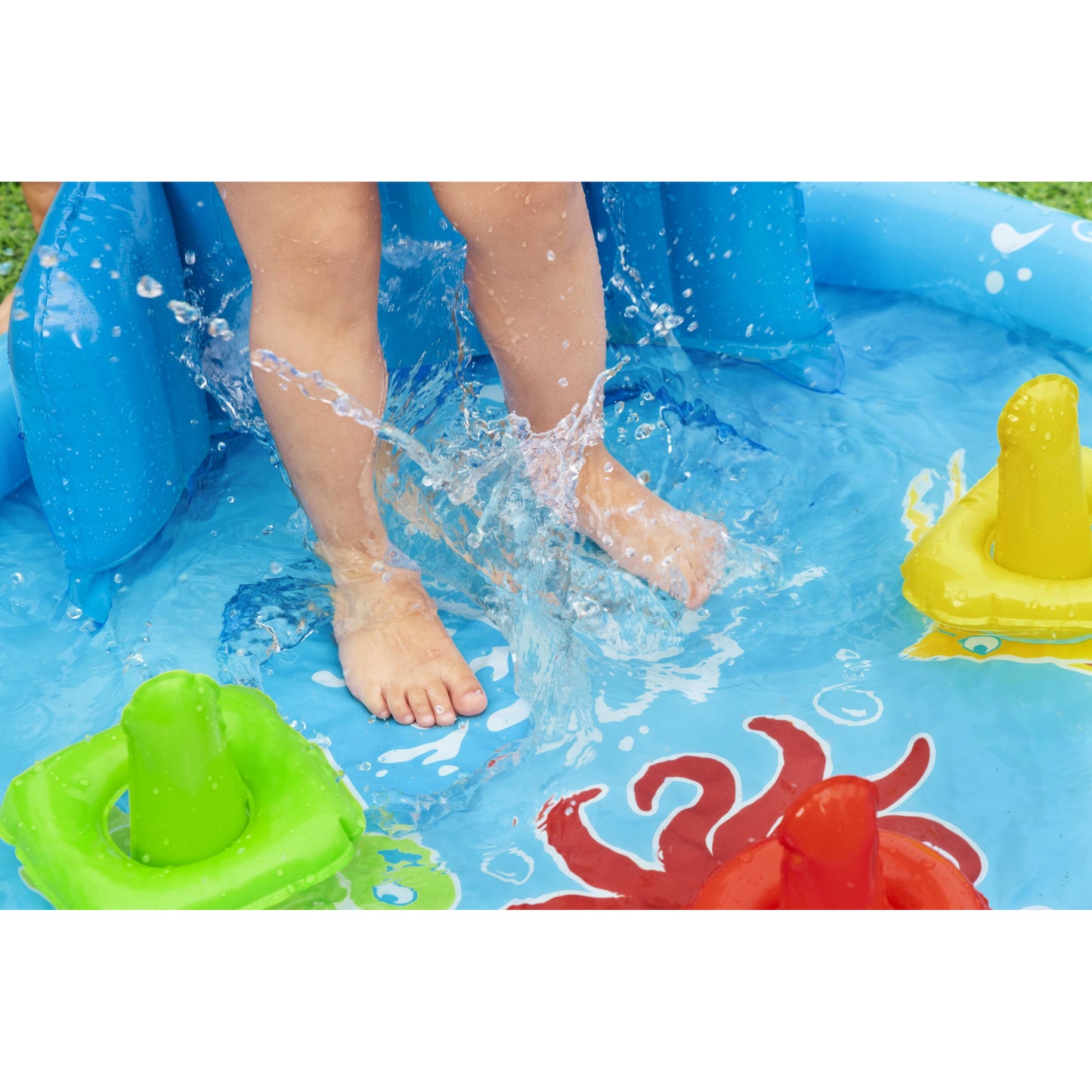piscina infantil con accesorios, azul, niños jugando con agua