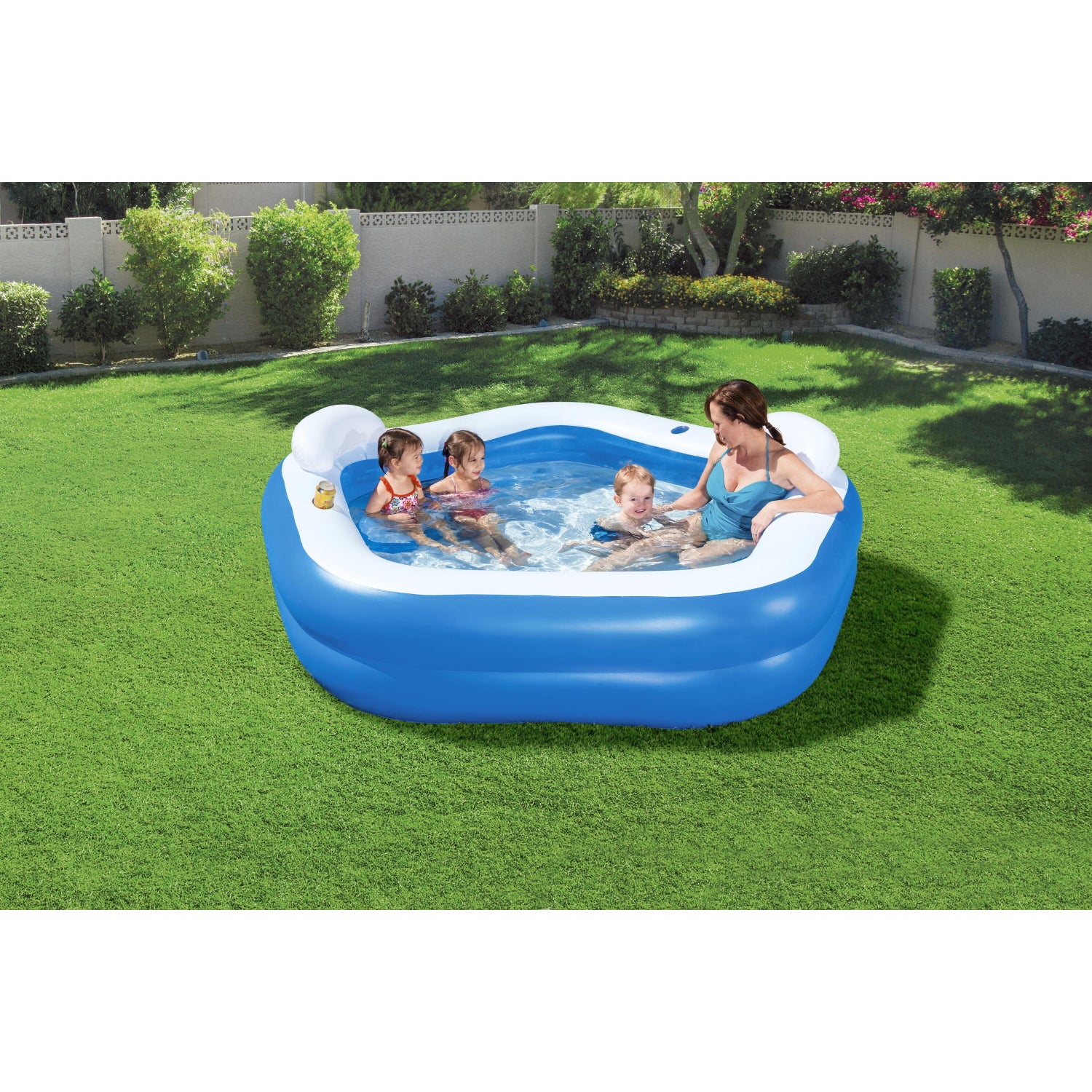 piscina inflable familiar azul grande, jardín con niños y madre
