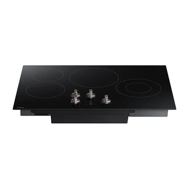 Placa vitrocerámica eléctrica 4 quemadores Samsung con diseño negro y controles metálicos frontales