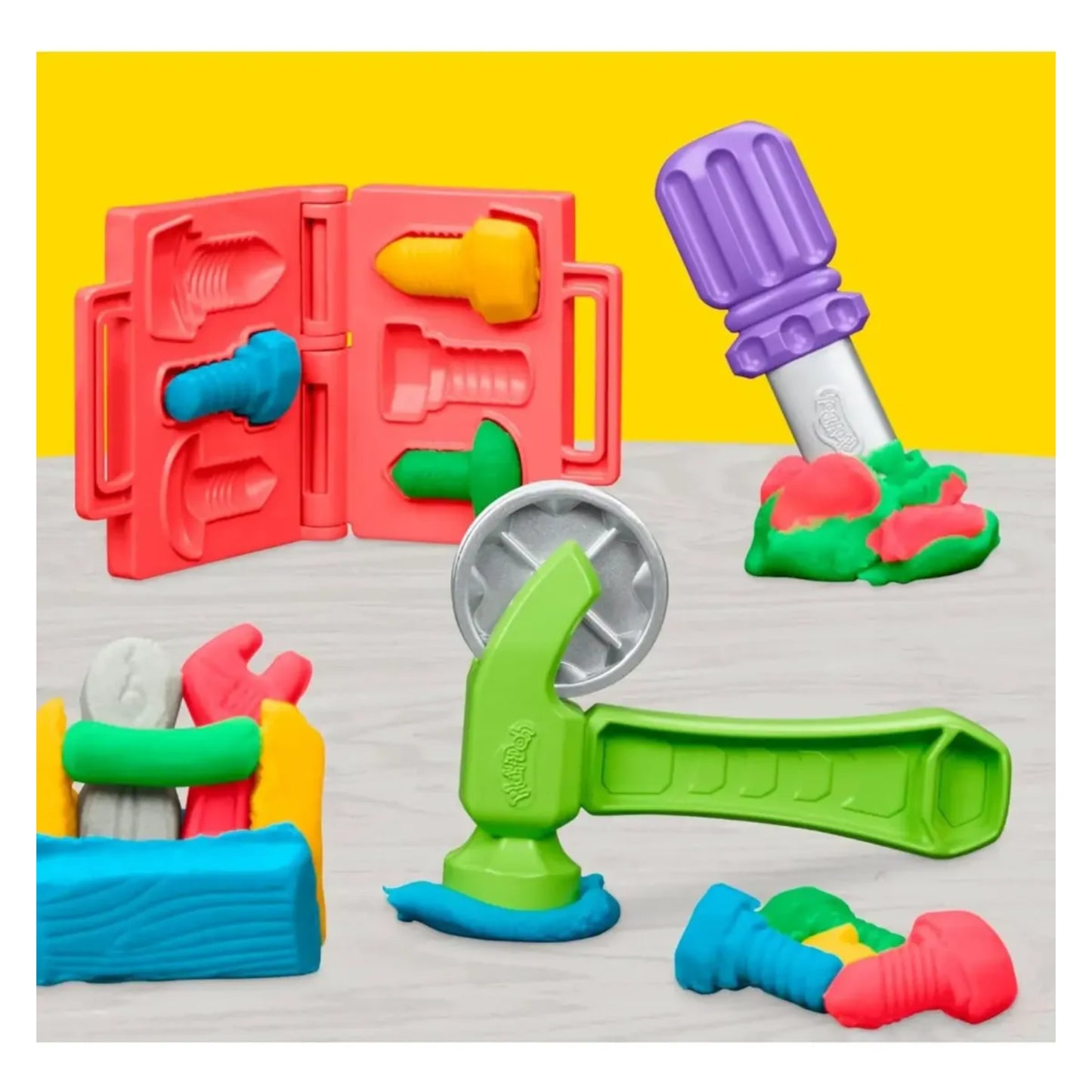 herramientas de juguete de colores variados, juego creativo, mesa de trabajo
