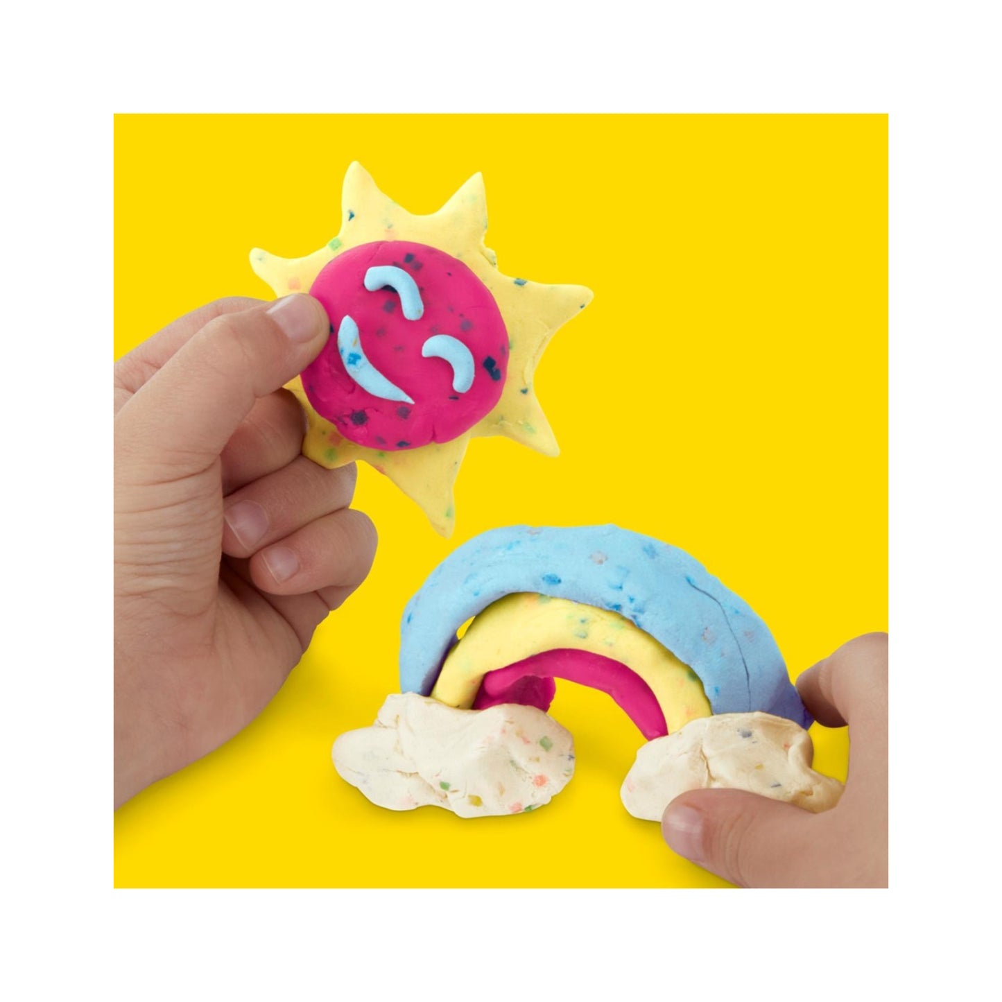 Juego Play-Doh sol sonriente y arcoíris de colores, vista desde la mano del niño