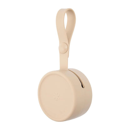 Portachup SKIP*HOP color beige, vista frontal, ideal para mamás y bebés