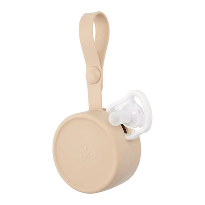 Portachup beige de SKIP*HOP, vista lateral con chupete, ideal para llevar accesorios de bebé