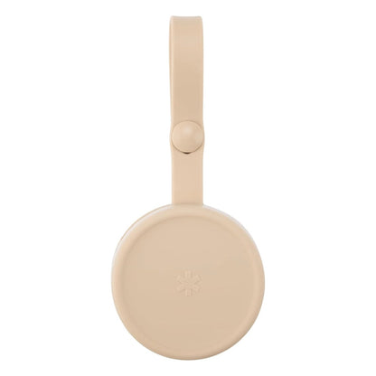 Portachup beige de SKIP*HOP, vista frontal ideal para transportar chupetes